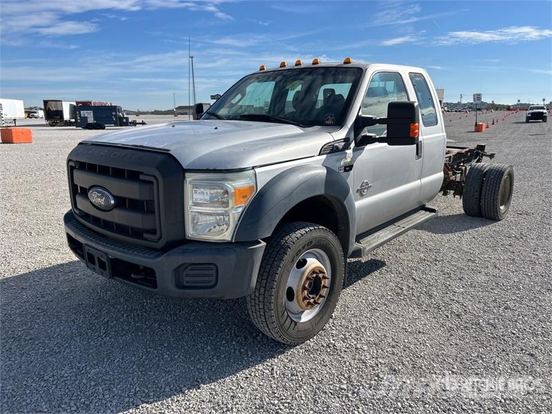 Ford F-550 XL 4x4 Extended Cab Cab and Chassis Kabīnes un interjers