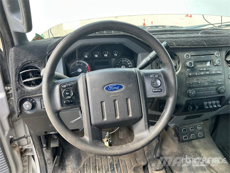 Ford F-550 XL 4x4 Extended Cab Cab and Chassis Cabins and interior