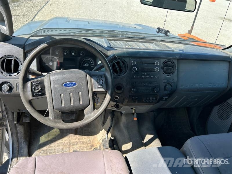 Ford F-550 XL 4x4 Extended Cab Cab and Chassis Kabine i unutrašnjost