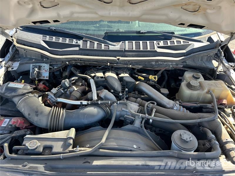 Ford F-550 XL 4x4 Extended Cab Cab and Chassis Cabins and interior