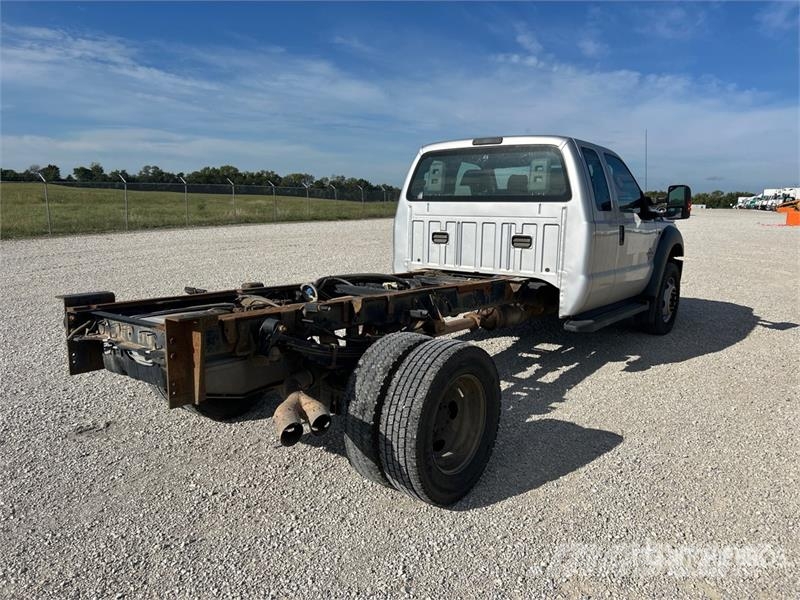 Ford F-550 XL 4x4 Extended Cab Cab and Chassis Kabīnes un interjers