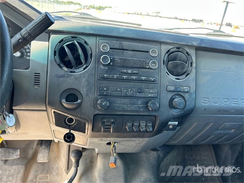 Ford F-550 XL 4x4 Extended Cab Cab and Chassis Kabine i unutrašnjost