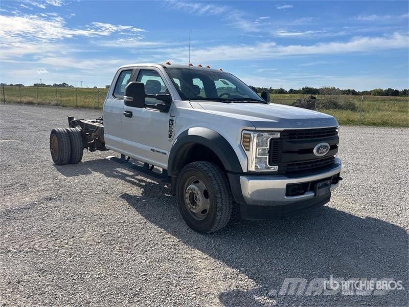 Ford F-550 XL 4x4 Extended Cab Cab and Chassis Kabīnes un interjers