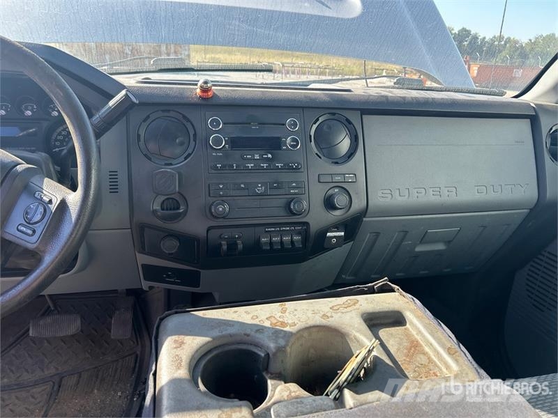 Ford F-550 XL 4x4 Extended Cab Cab and Chassis Cabins and interior