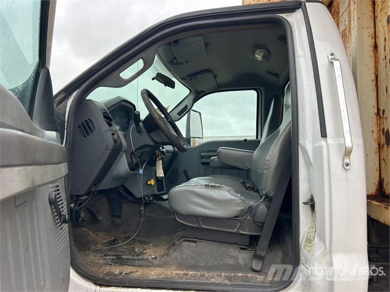 Ford F-750 Savivarčių priekabų vilkikai