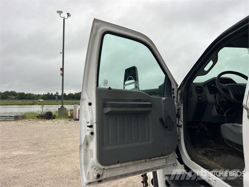 Ford F-750 Savivarčių priekabų vilkikai