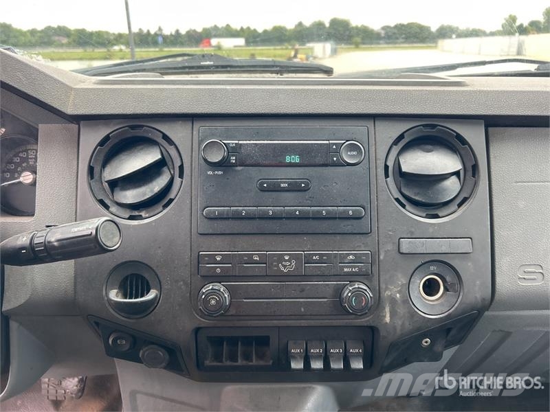 Ford F-750 Savivarčių priekabų vilkikai