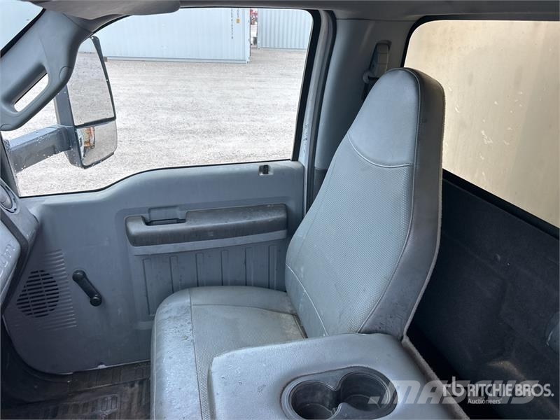 Ford F-750 Savivarčių priekabų vilkikai