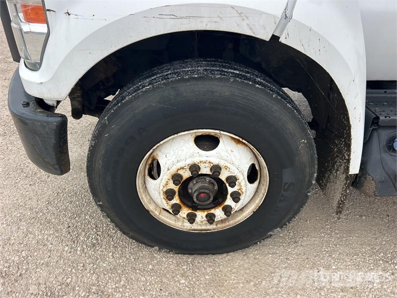 Ford F-750 Savivarčių priekabų vilkikai