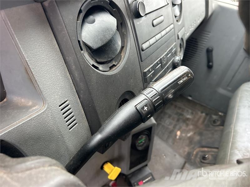 Ford F-750 Savivarčių priekabų vilkikai