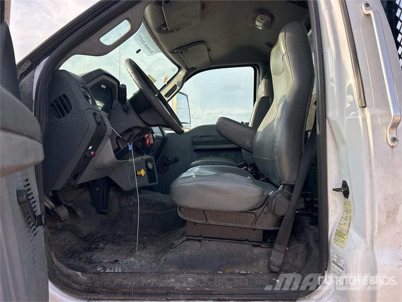 Ford F-750 4x2 Flatbed Truck Flakbilar