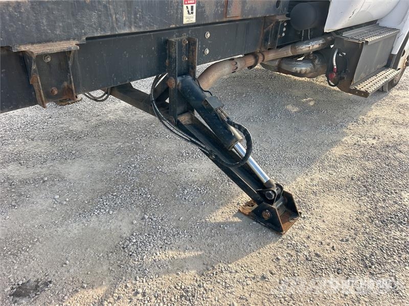 Ford F-750 4x2 Flatbed Truck Flakbilar