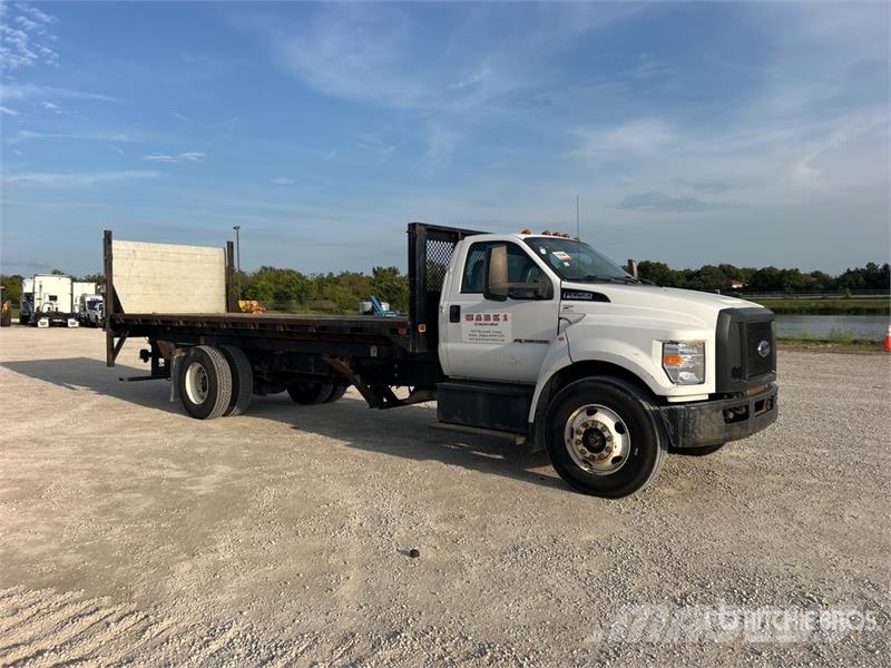 Ford F-750 4x2 Flatbed Truck Flakbilar