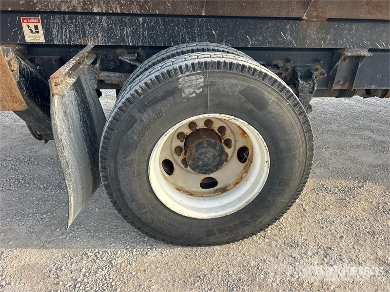 Ford F-750 4x2 Flatbed Truck Flakbilar