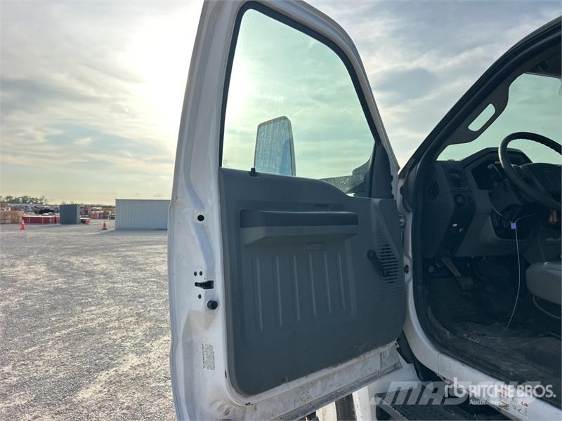 Ford F-750 4x2 Lift Flatbed Truck Flatbed / Dropside trucks