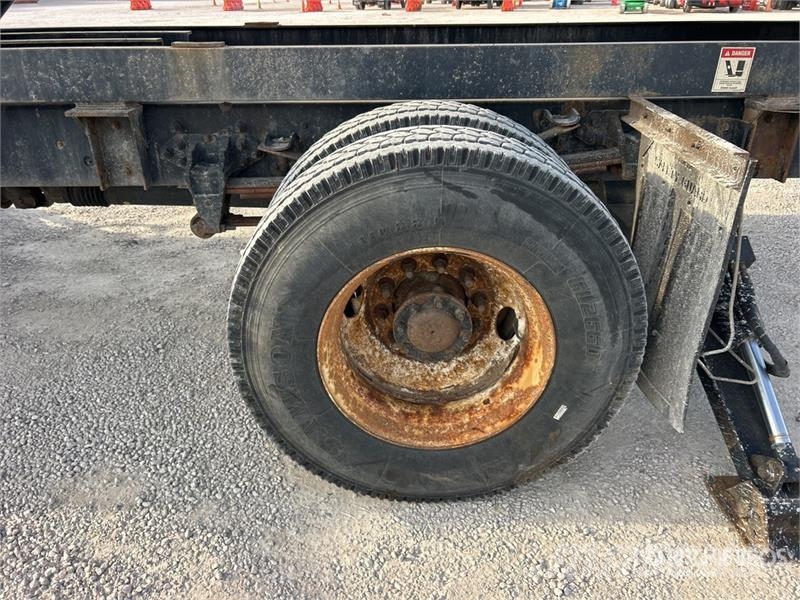 Ford F-750 4x2 Lift Flatbed Truck Flatbed / Dropside trucks