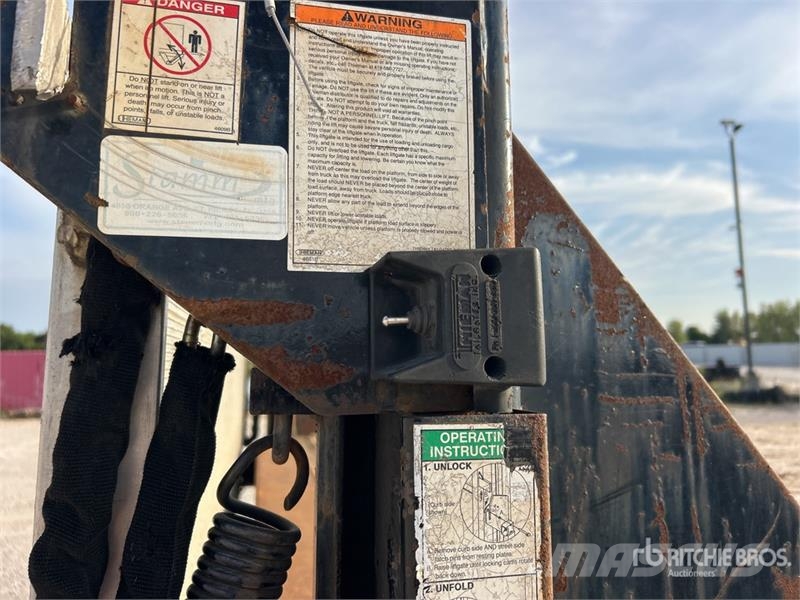Ford F-750 4x2 Lift Flatbed Truck Flatbed / Dropside trucks