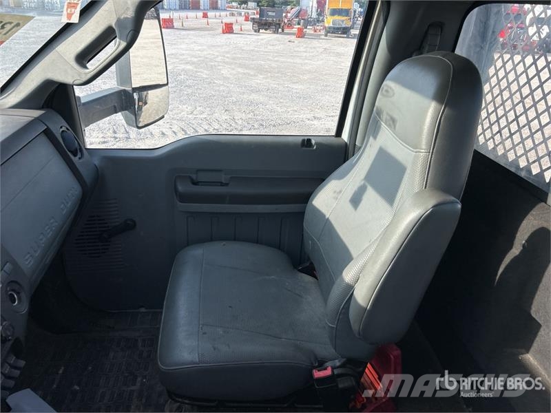 Ford F-750 4x2 Lift Flatbed Truck Flatbed / Dropside trucks
