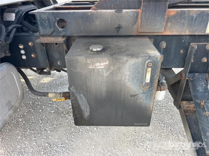 Ford F-750 4x2 Lift Flatbed Truck Flatbed / Dropside trucks
