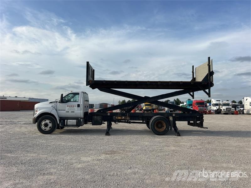 Ford F-750 4x2 Lift Flatbed Truck Flatbed / Dropside trucks