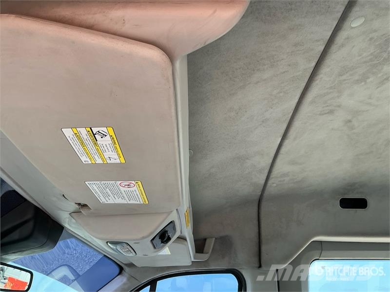 Ford Transit 350 12 Passenger Van 大型面包车
