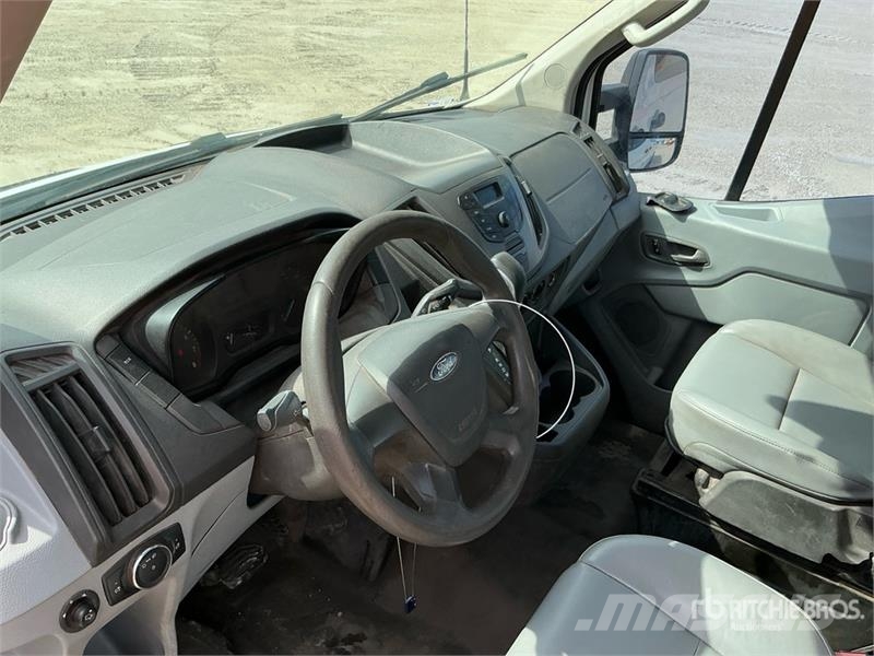 Ford Transit 350 12 Passenger Van 大型面包车