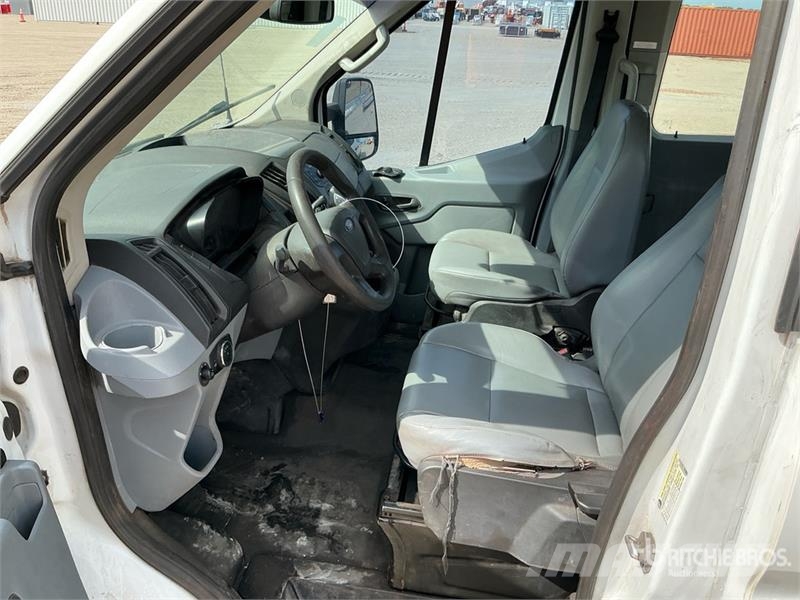 Ford Transit 350 12 Passenger Van 大型面包车
