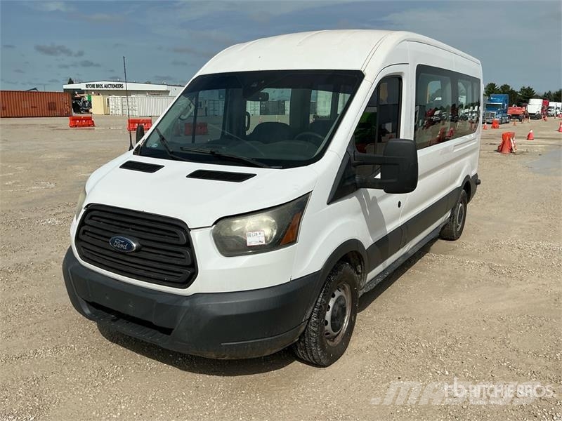 Ford Transit 350 12 Passenger Van 大型面包车