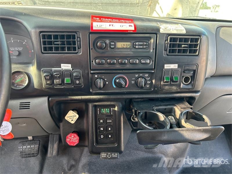Ford Versalift VN55I-05 55 ft on Ford F-750 XL 4x2 Buc Teherautóra szerelt emelők és állványok