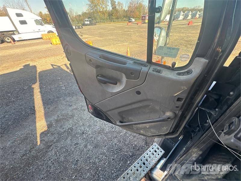 Freightliner 114SD Pašizgāzējs