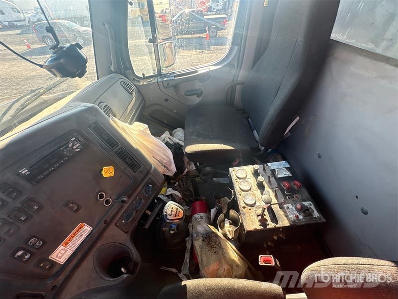 Freightliner 114SD Pašizgāzējs