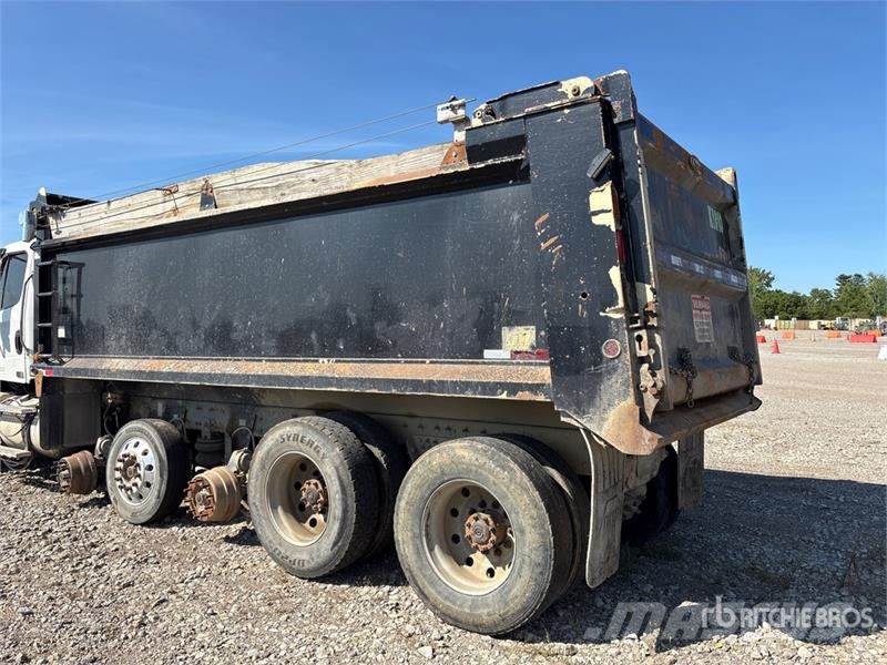 Freightliner 114SD 6x6 Quad/A Dump Truck (Inoperable) Tipper trucks