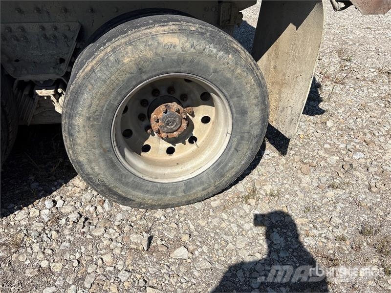 Freightliner 114SD 6x6 Quad/A Dump Truck (Inoperable) Tipper trucks
