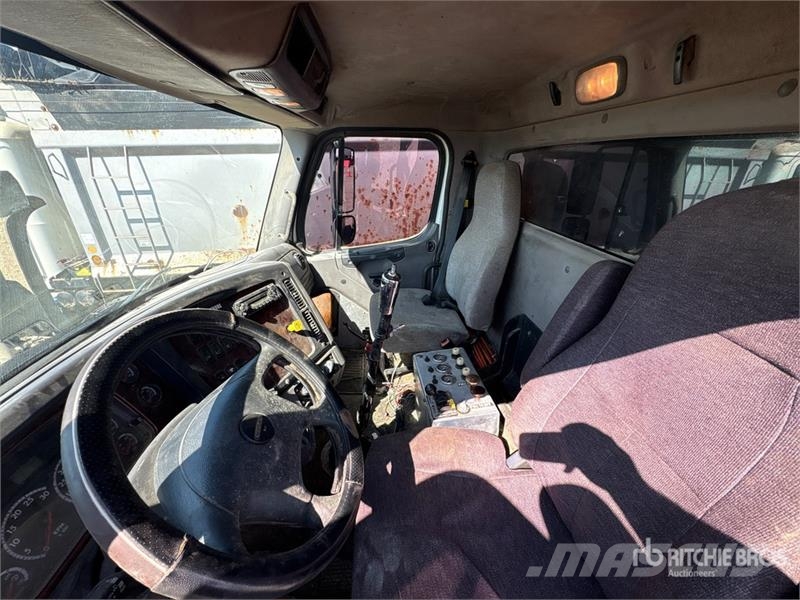 Freightliner 114SD 6x6 Quad/A Dump Truck (Inoperable) Tipper trucks