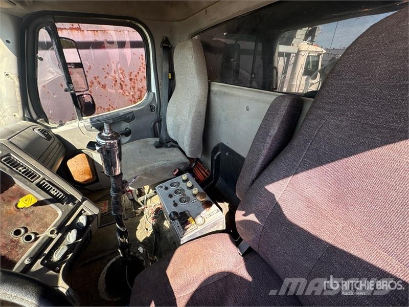 Freightliner 114SD 6x6 Quad/A Dump Truck (Inoperable) Tipper trucks