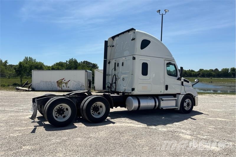 Freightliner Cascadia 126 6x4 T/A Sleeper Truck Tractor Cavalos mecânicos