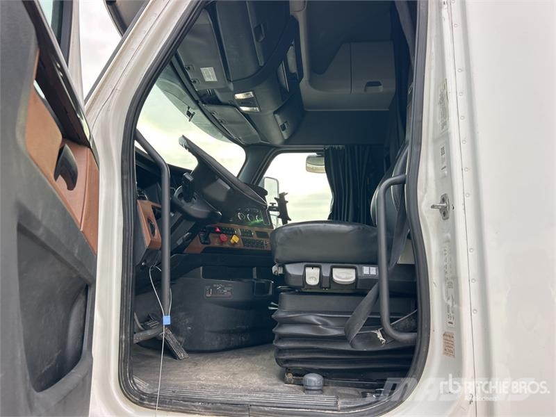 Freightliner Cascadia 126 6x4 T/A Sleeper Truck Tractor Тягачі