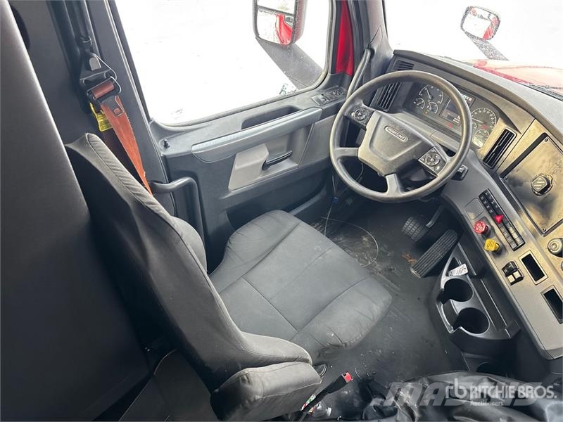 Freightliner Cascadia 126 6x4 T/A Sleeper Truck Tractor (Inoper Cabezas tractoras