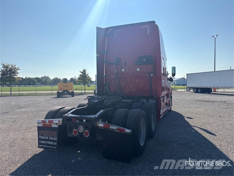 Freightliner Cascadia 126 6x4 T/A Sleeper Truck Tractor Sattelzugmaschinen
