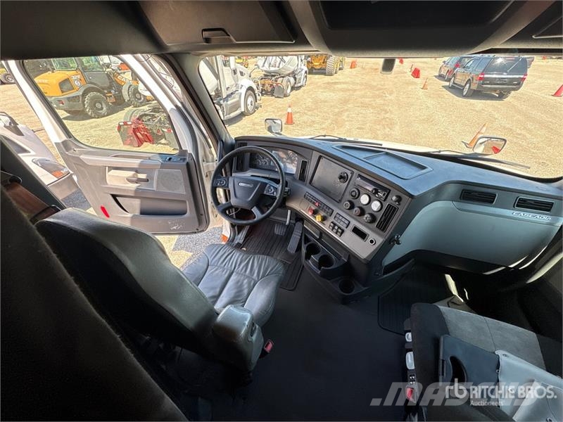 Freightliner Cascadia 126 6x4 T/A Sleeper Truck Tractor Traktorske jedinice