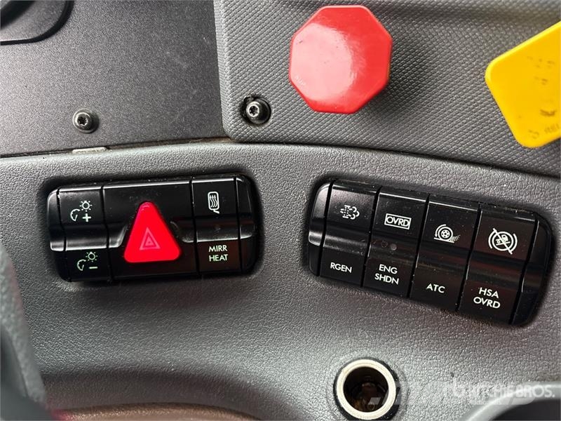 Freightliner Cascadia 125 6x4 T/A Sleeper Truck Tractor Tractor Units