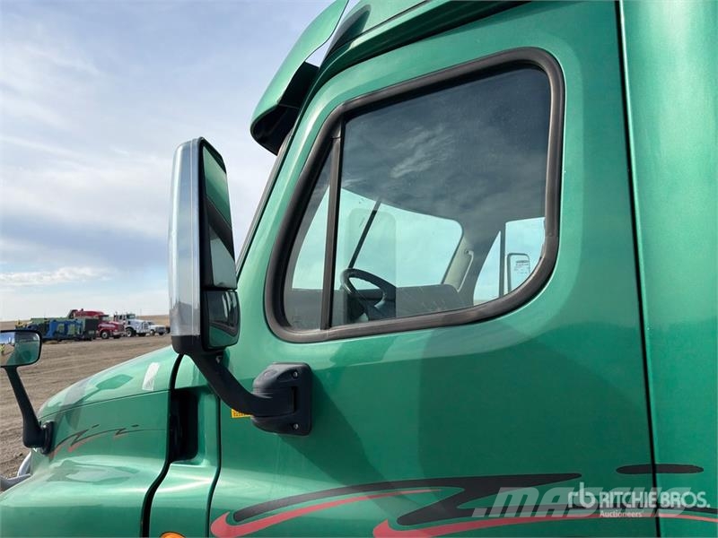 Freightliner Cascadia 125 6x4 T/A Sleeper Truck Tractor Dragbilar