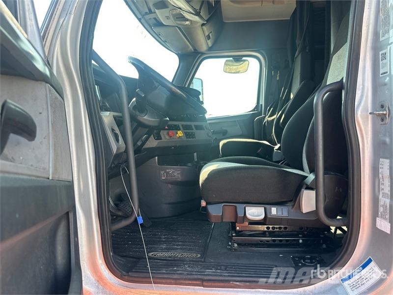 Freightliner Cascadia 126 6x4 T/A Sleeper Truck Tractor Влекачи