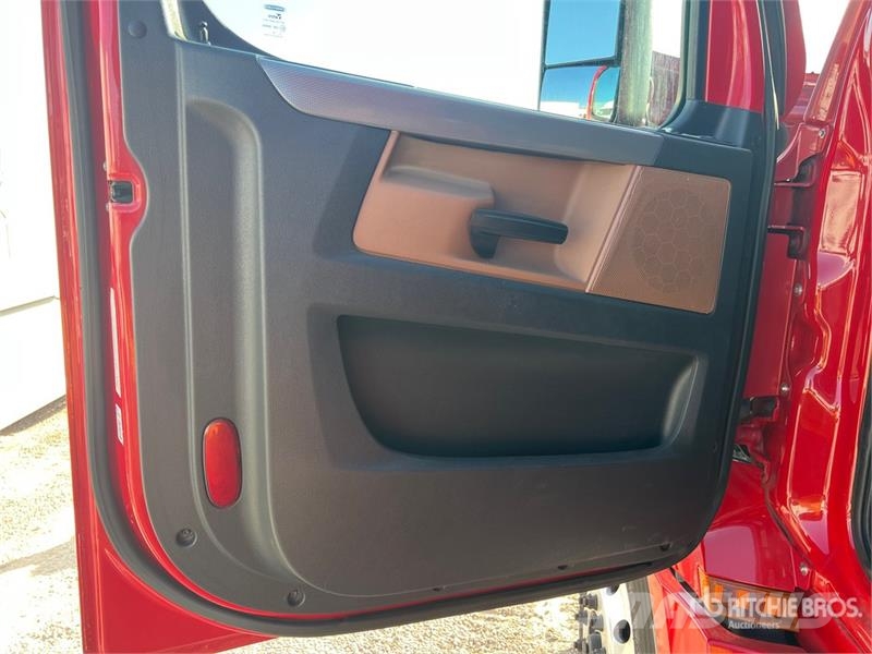 Freightliner Cascadia 126 6x4 T/A Sleeper Truck Tractor Vilcēji