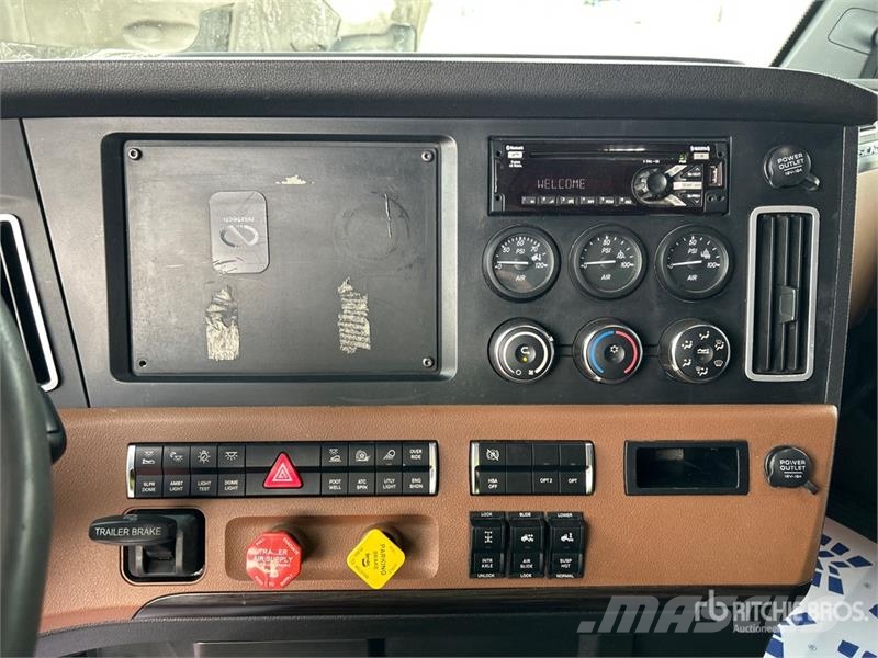 Freightliner Cascadia 126 6x4 Rebuilt Title** T/A Sleeper Truck Trekkers