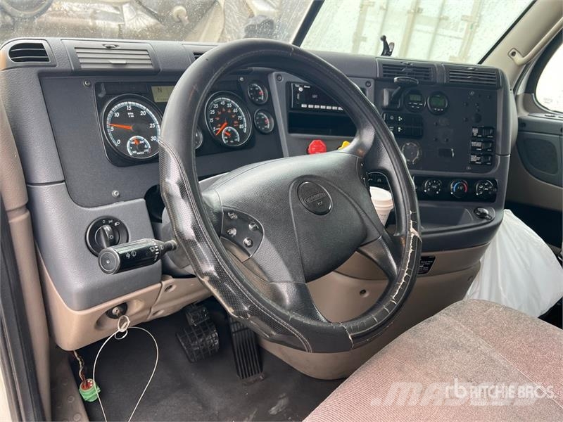 Freightliner Cascadia 125 6x4 T/A Sleeper Truck Tractor Vilcēji