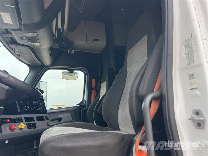 Freightliner Cascadia 126 6x4 T/A Sleeper Truck Tractor 曳引機組件