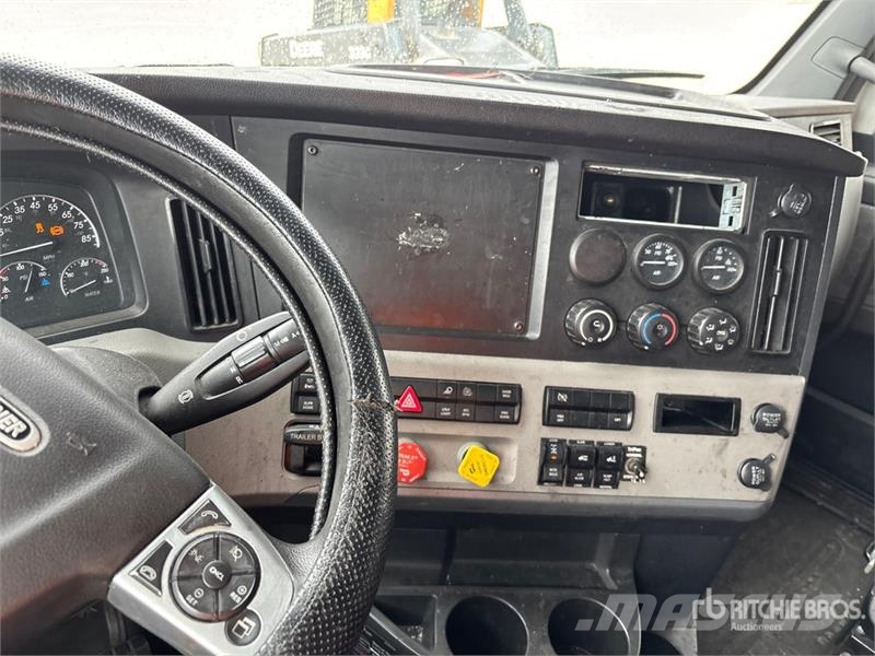 Freightliner Cascadia 126 6x4 T/A Sleeper Truck Tractor Nyergesvontatók
