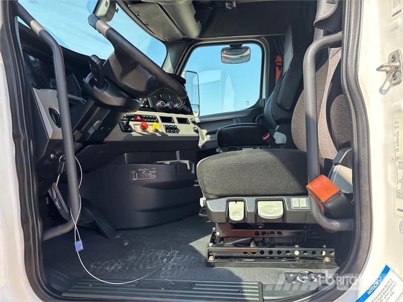 Freightliner Cascadia 126 6x4 T/A Sleeper Truck Tractor Sattelzugmaschinen