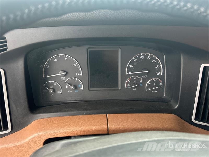 Freightliner Cascadia 126 6x4 T/A Sleeper Truck Tractor Tractor Units
